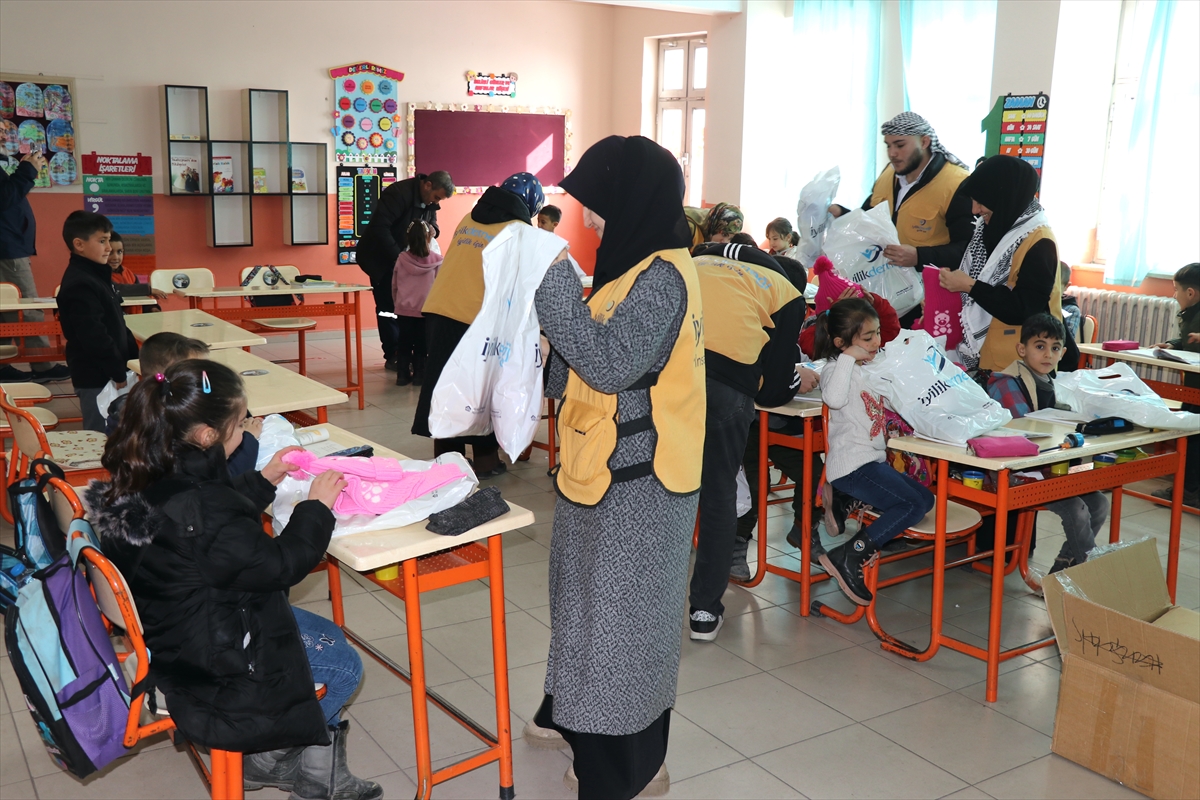 İstanbul'daki öğrencilerden Ağrılı köy çocuklarına yardım