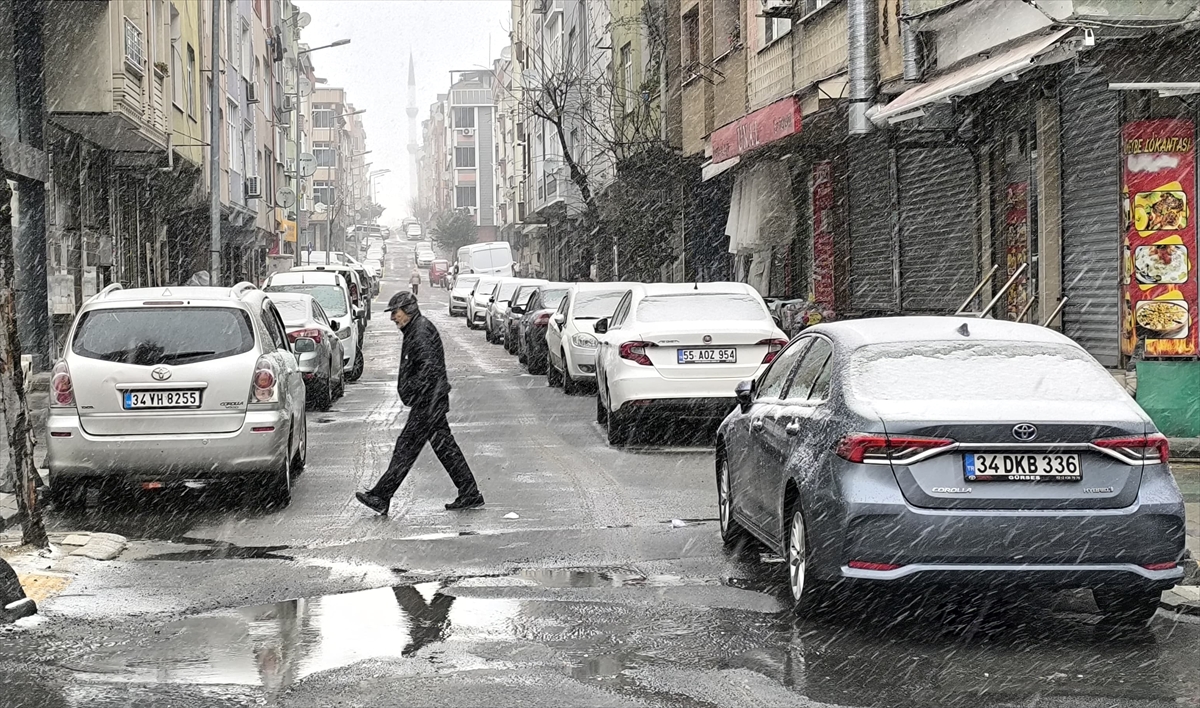 İstanbul'un bazı ilçelerinde kar yağışı etkili oluyor