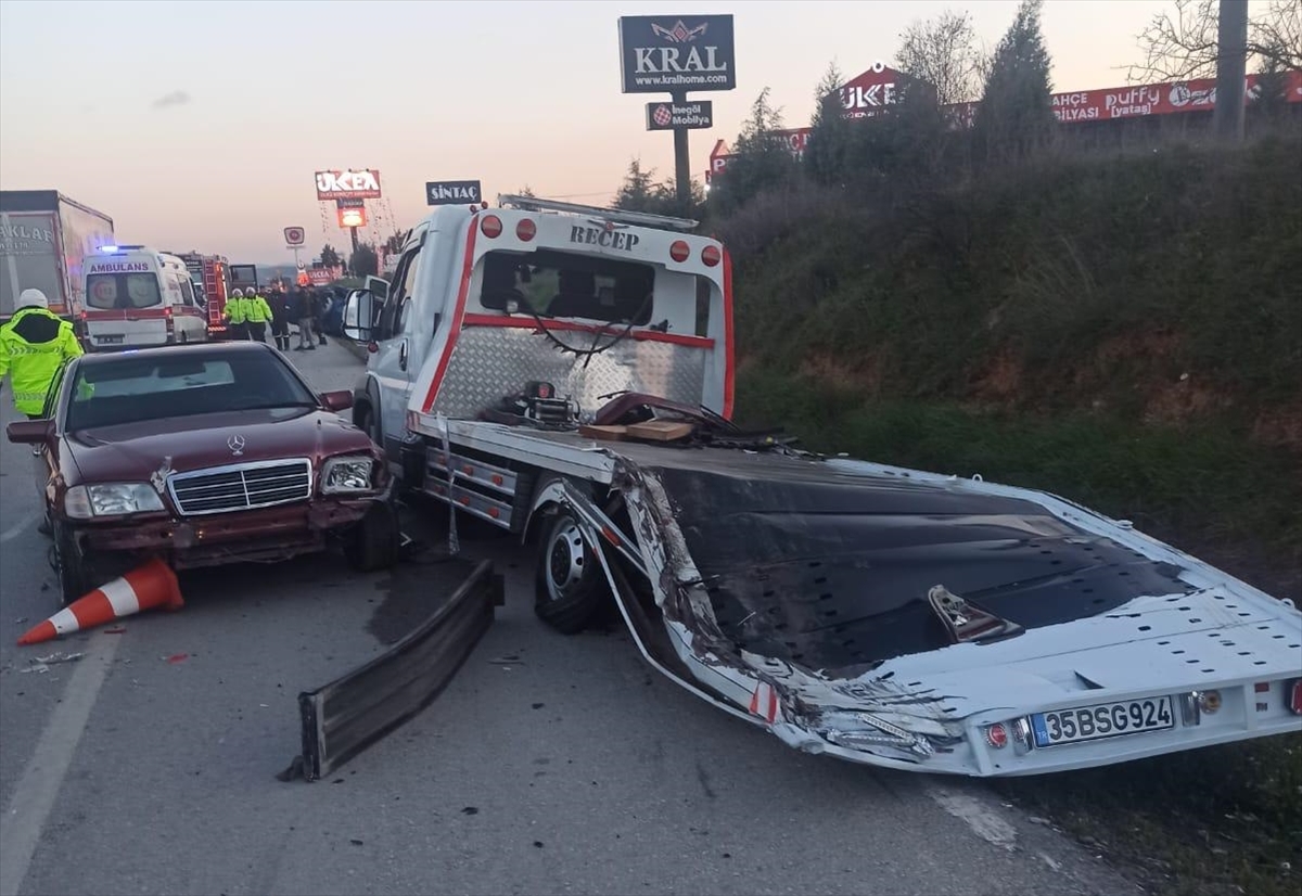 İzmir'de pikabın 2 araca çarpması sonucu 1 kişi öldü, 1 kişi ağır yaralandı