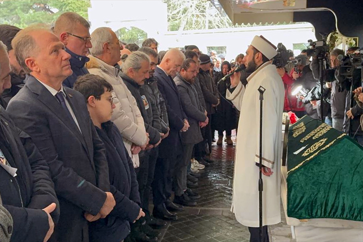 Kadıköy'de bıçaklı saldırıda hayatını kaybeden çocuğun cenazesi toprağa verildi