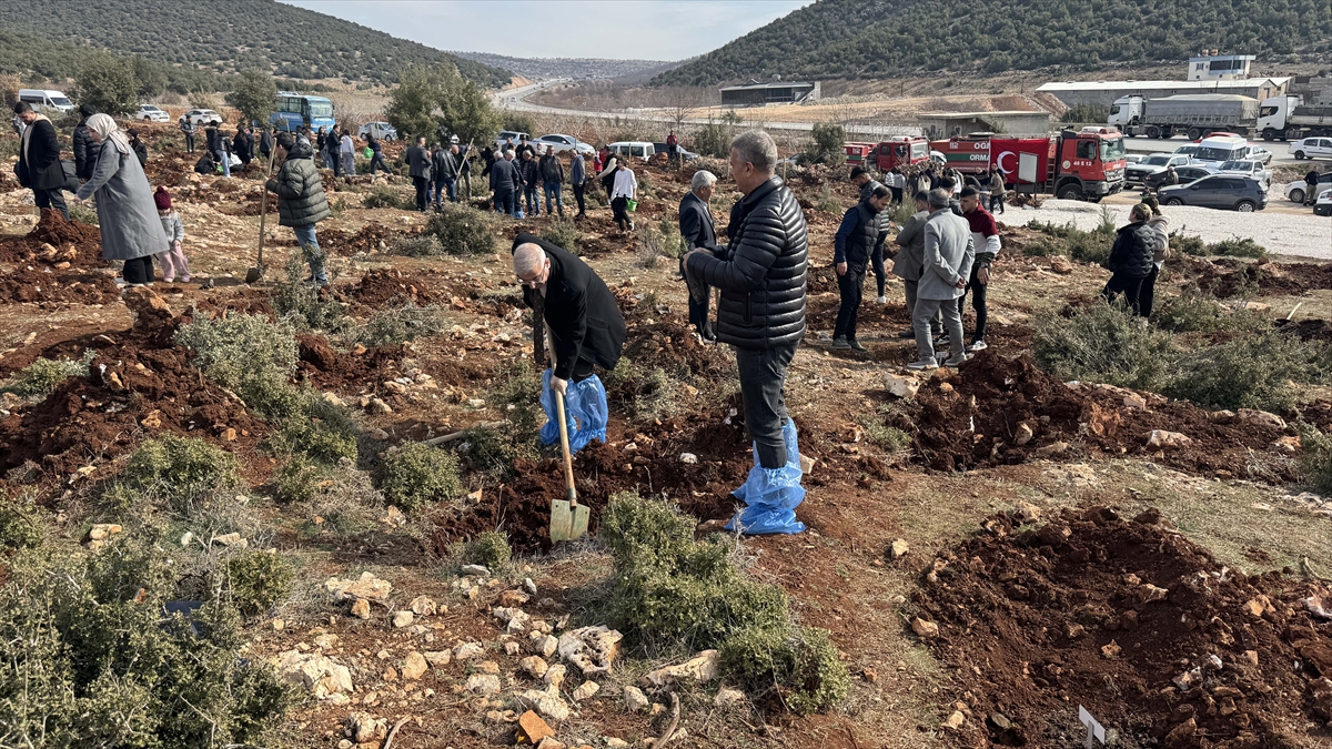 Kahramanmaraş'ta depremde hayatını kaybedenlerin isimleri fidanlarda yaşatılacak