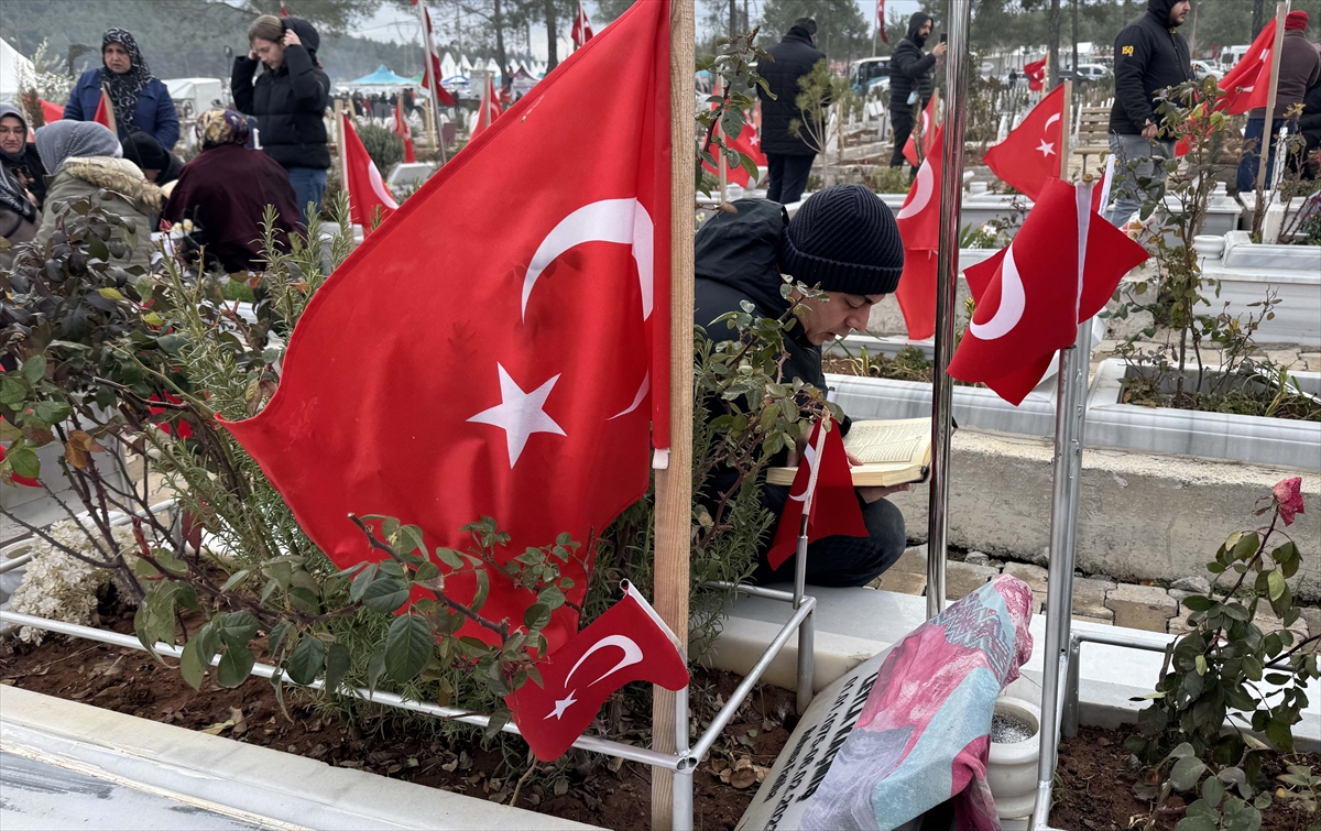 Kahramanmaraş'ta depremlerde yakınlarını kaybedenler mezarlıkları ziyaret ediyor