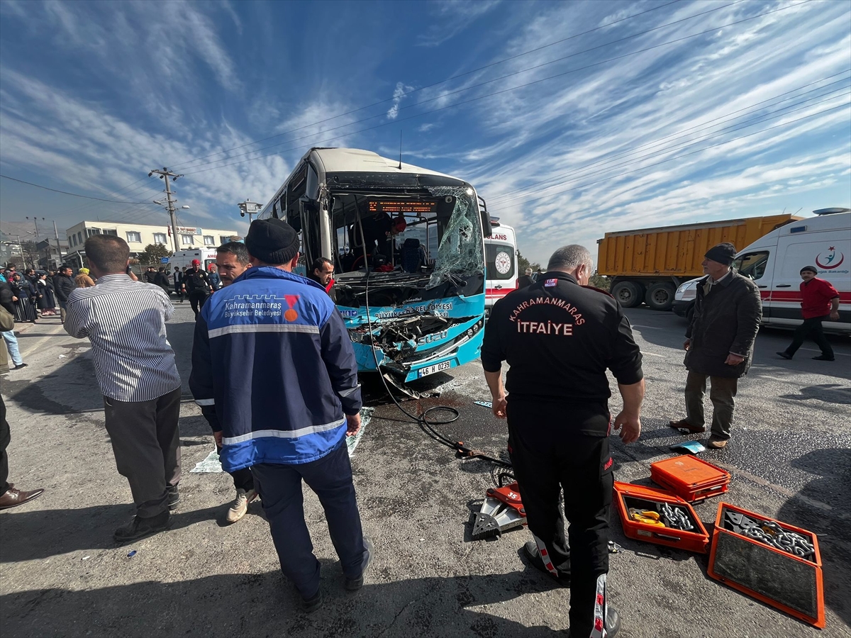 Kahramanmaraş'ta halk otobüsü ile kamyonun çarpıştığı kazada 11 kişi yaralandı