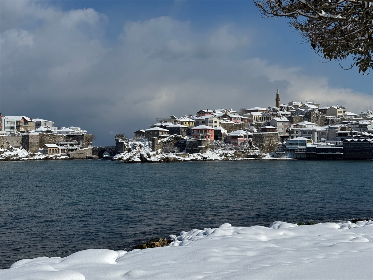 “Karadeniz'in incisi” Amasra'da kar yağışıyla güzel manzaralar oluştu