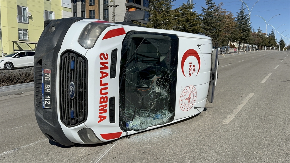 Karaman'da ambulans ile otomobilin çarpıştığı kazada 5 kişi yaralandı