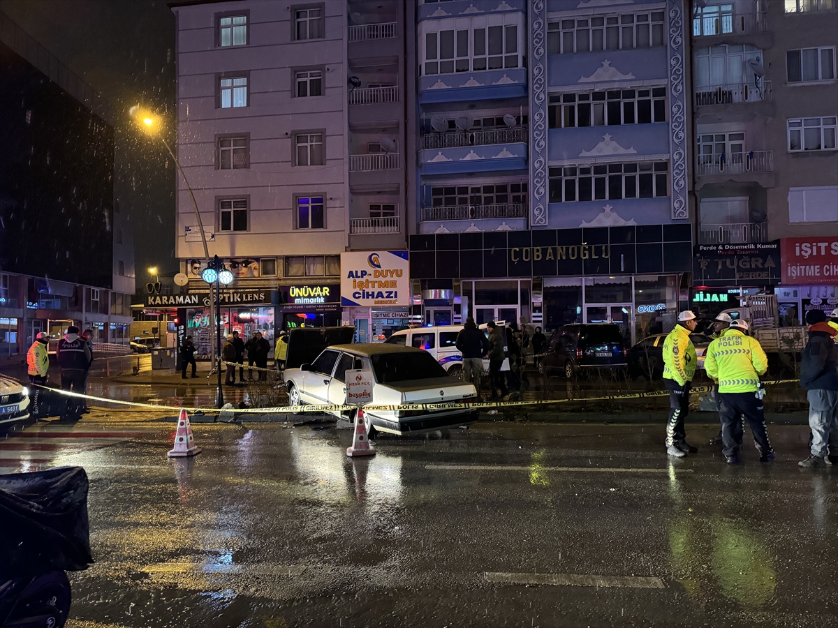 Karaman'da kaza yapan alkollü sürücü, polis aracında kendini vurdu