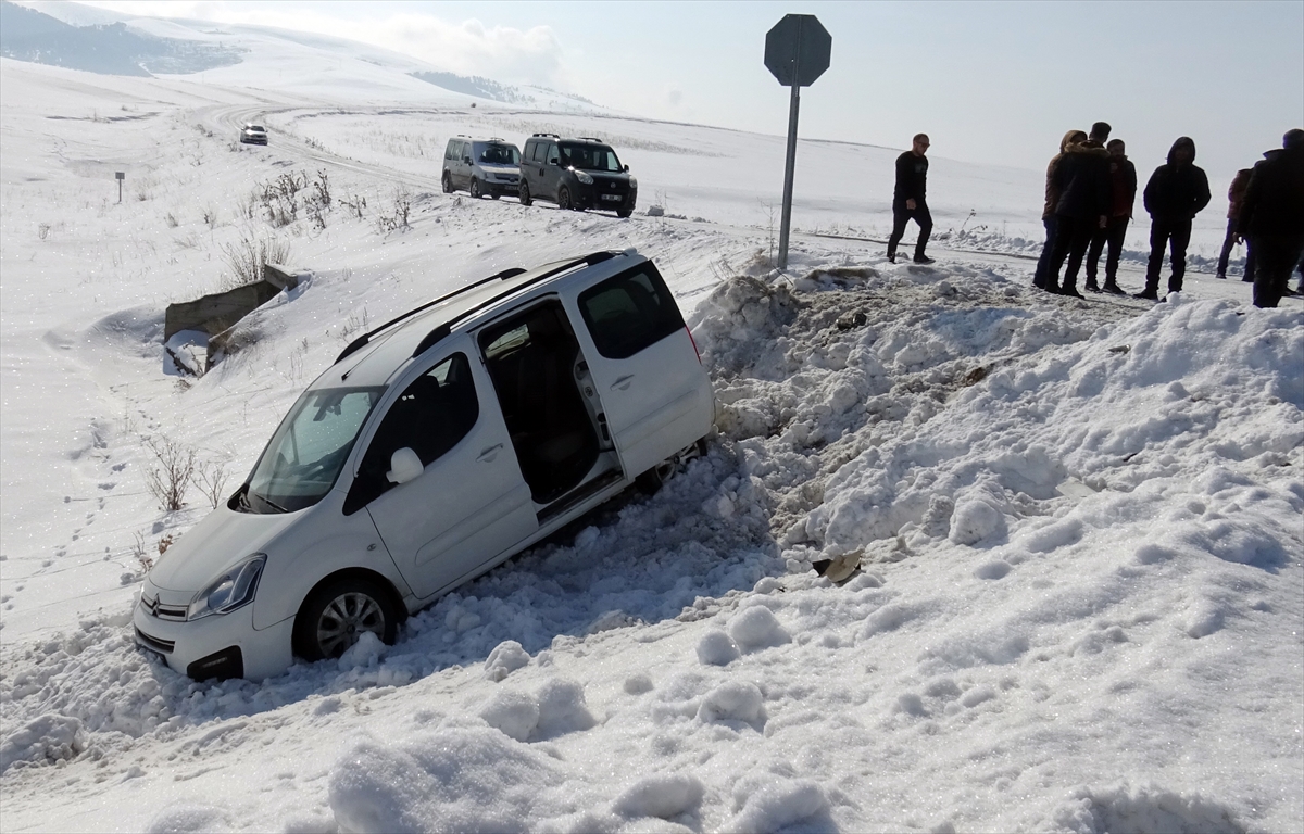 Kars'ta otomobil ile hafif ticari aracın çarpıştığı kazada 9 kişi yaralandı