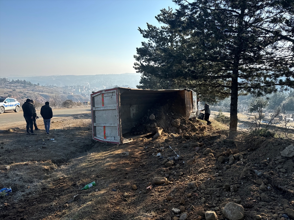 Kastamonu'da devrilen kamyonun sürücüsü yaralandı