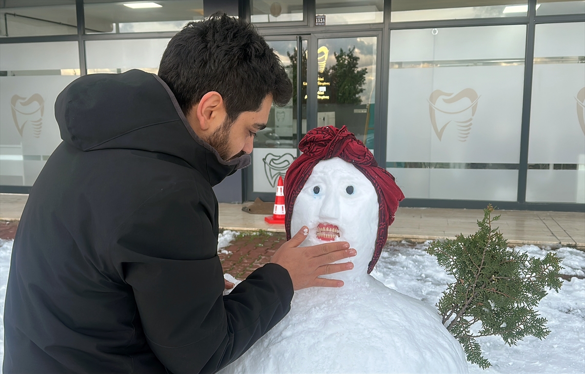 Kastamonu'da diş kliniği çalışanları yaptıkları kardan adama protez diş taktı