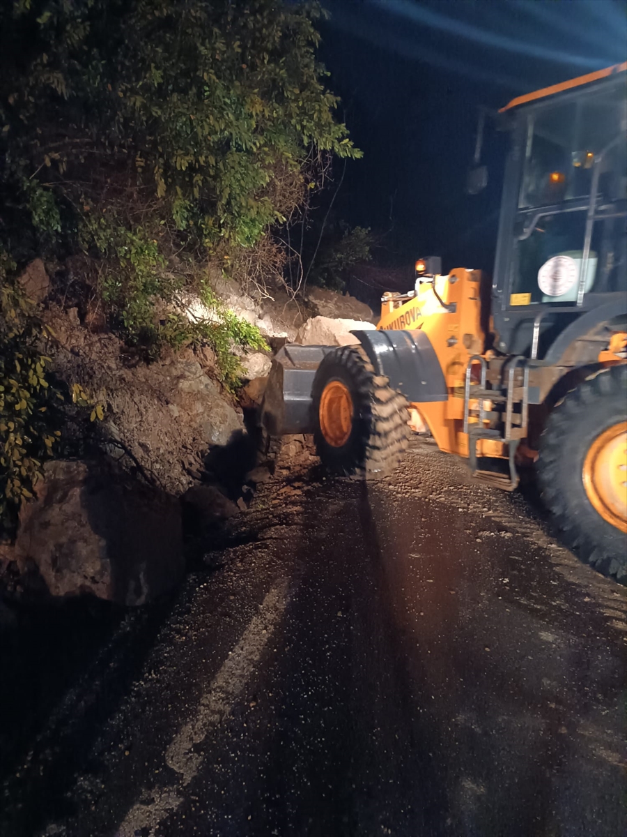 Kastamonu'da heyelan nedeniyle kapanan yol ulaşıma açıldı