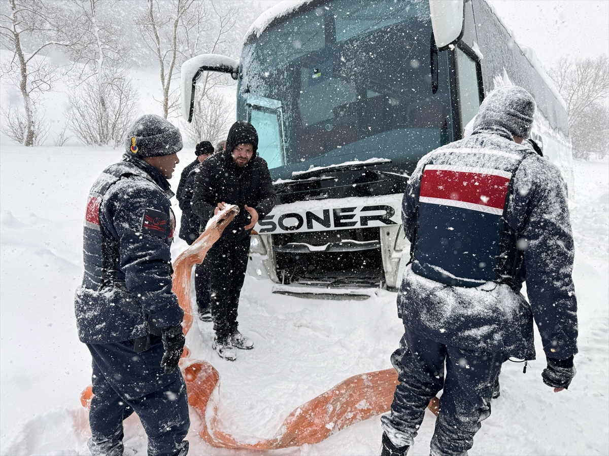 Kastamonu'da kar nedeniyle kayan yolcu otobüsü şarampole düştü