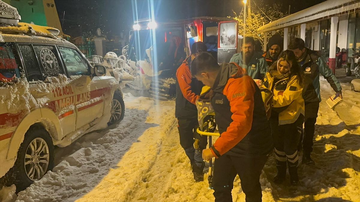 Kastamonu'da kar nedeniyle yolu kapanan köylerdeki hastalar hastaneye ulaştırıldı