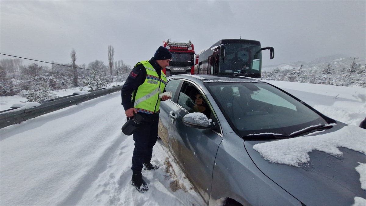 Kastamonu'da kar yağışı nedeniyle yolda kalanlara jandarma ve polis ekipleri yardım etti