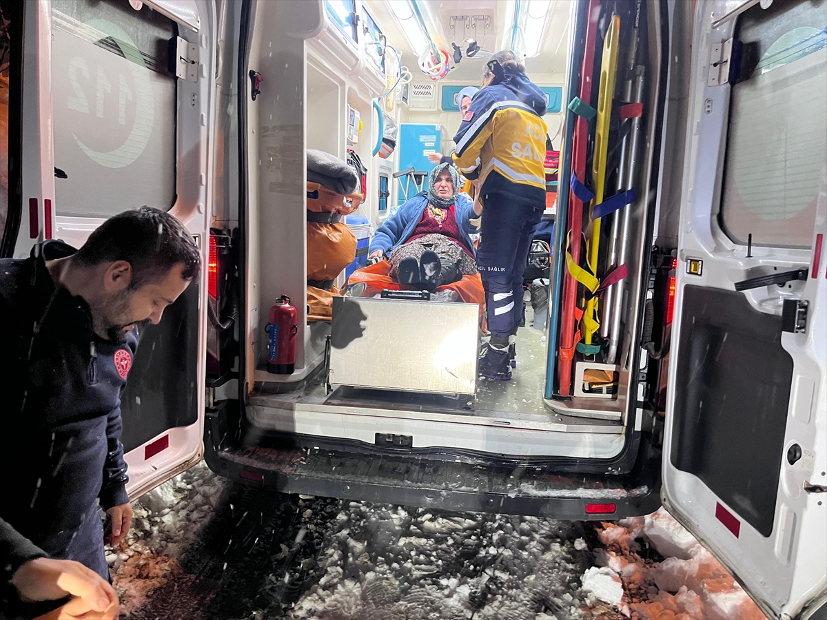 Kastamonu'da kardan dolayı yolu kapanan köylerdeki 3 hasta ekiplerce hastaneye ulaştırıldı