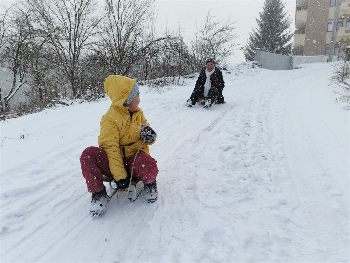 Kastamonu'da öğrenci ve veliler kızak keyfi yaşadı