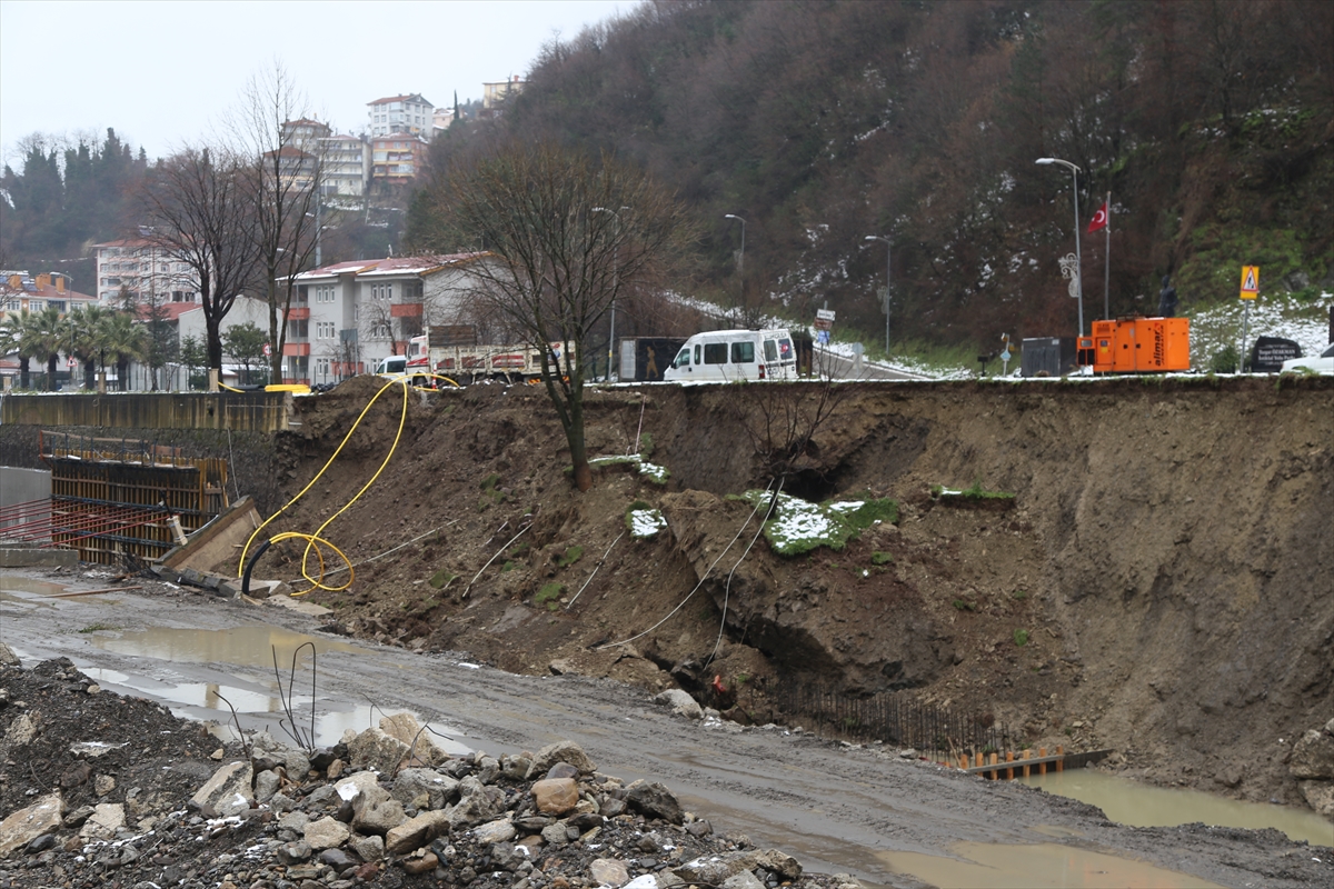 Kastamonu'da sağanak nedeniyle dere yatağındaki istinat duvarları çöktü