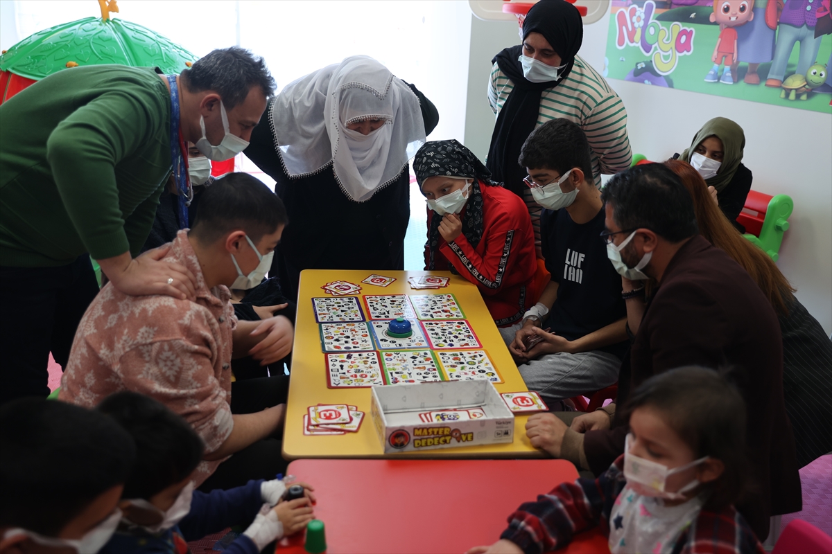 Kayseri Şehir Hastanesi'nde lösemili çocuklar için zeka oyunları etkinliği düzenlendi