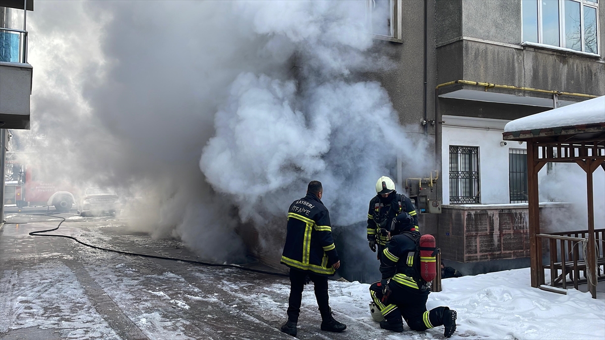 Kayseri'de devriye gezen polis ekibinin fark ettiği bir binadaki yangın büyümeden söndürüldü