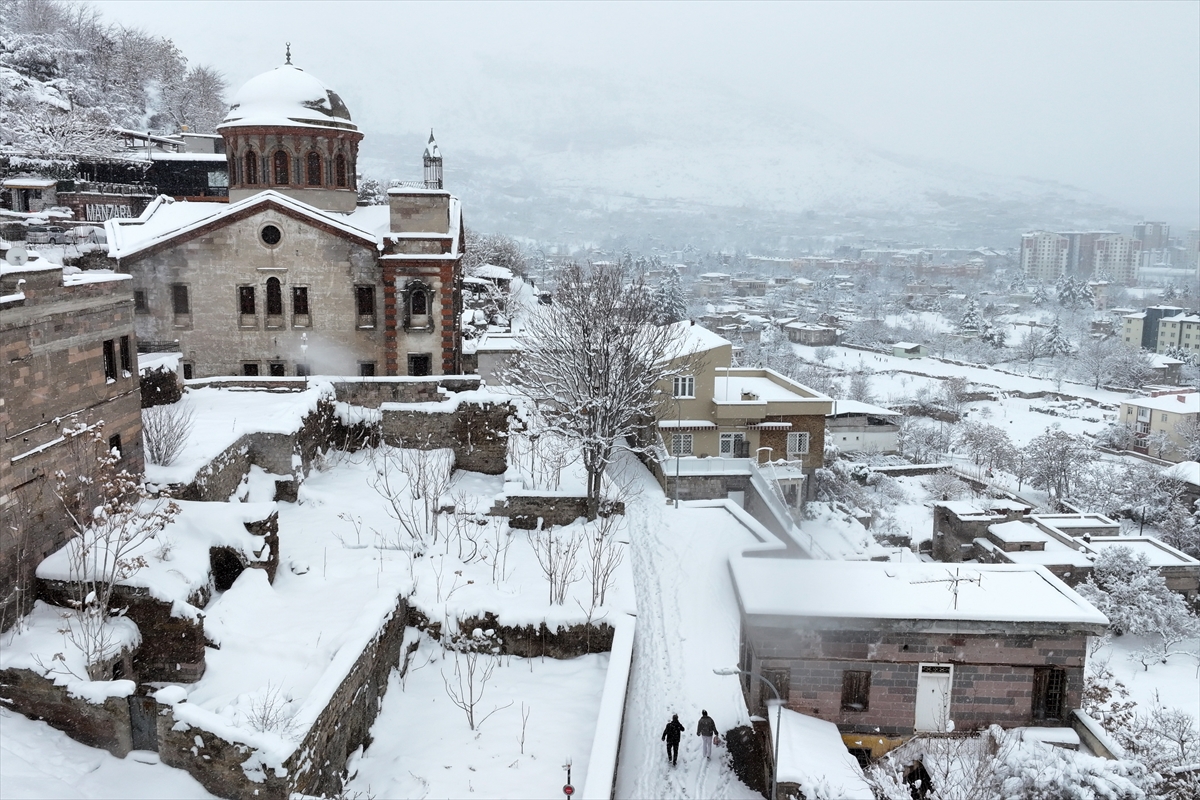 Kayseri'de kar yağışı etkisini sürdürüyor