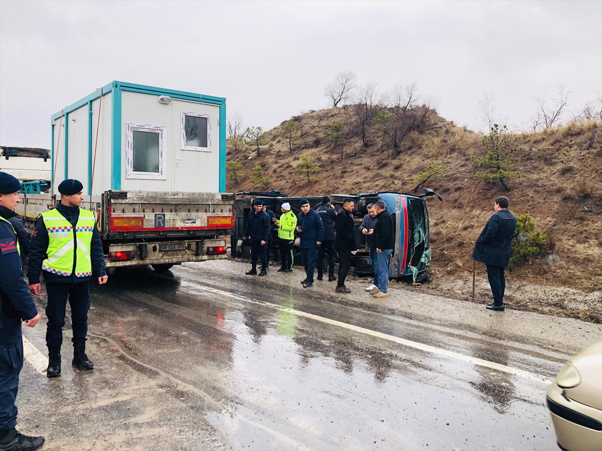 Kırıkkale'de devrilen cezaevi aracındaki 2'si mahkum 9 kişi yaralandı