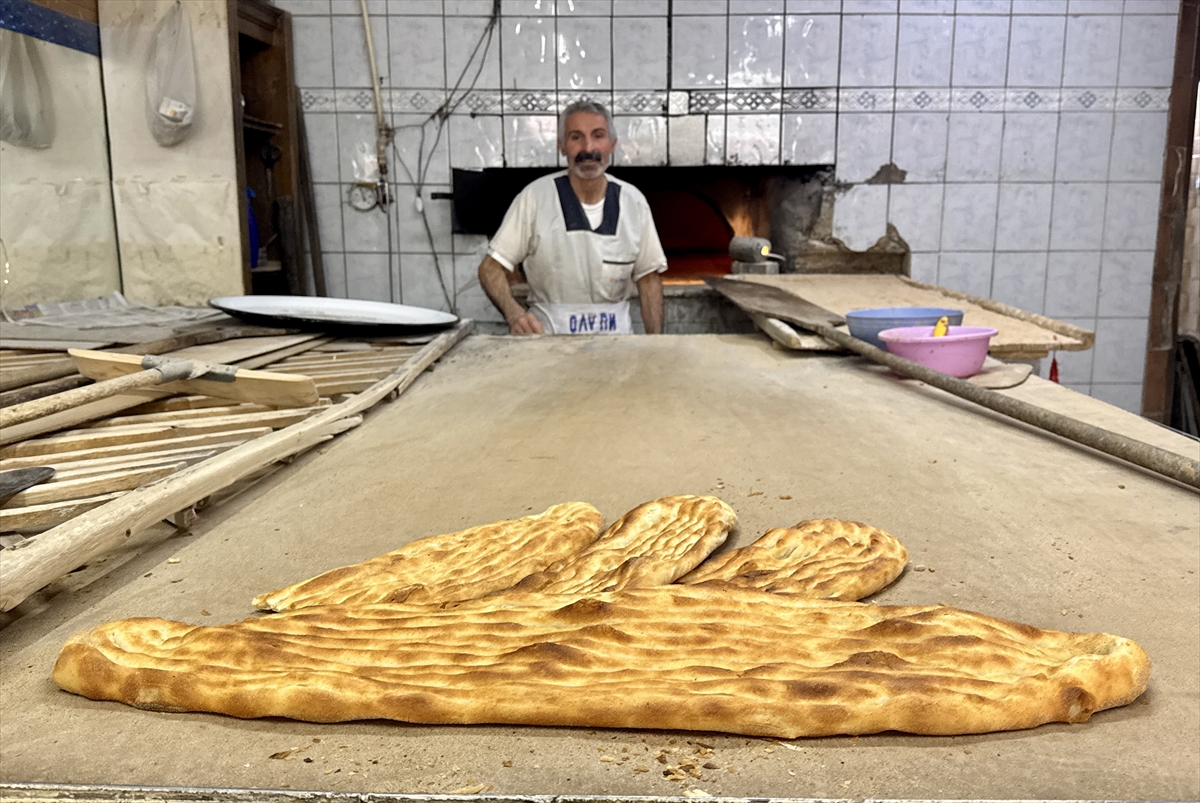 Kırşehir'de ramazan pideleri ilk sahur için fırınlarda yerini aldı