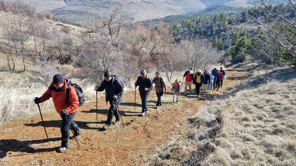 Kırşehirli dağcılar, Kervansaray Dağı'nın zirvesine tırmandı