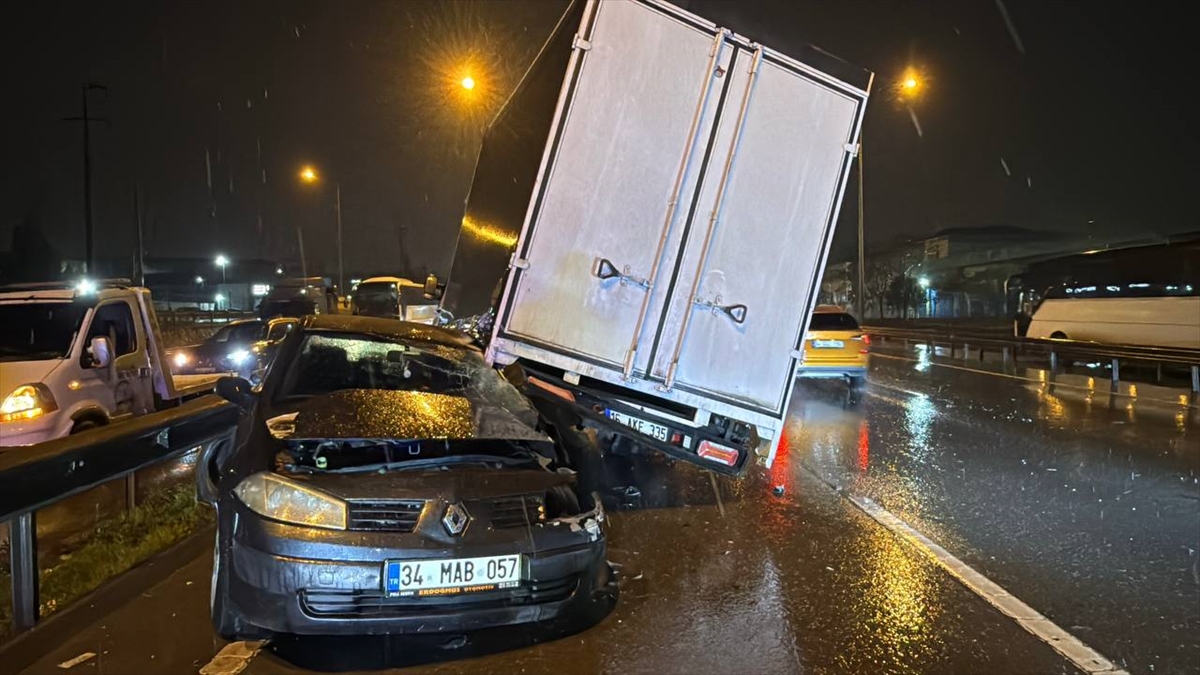 Kocaeli'de iki trafik kazasında 3 kişi yaralandı