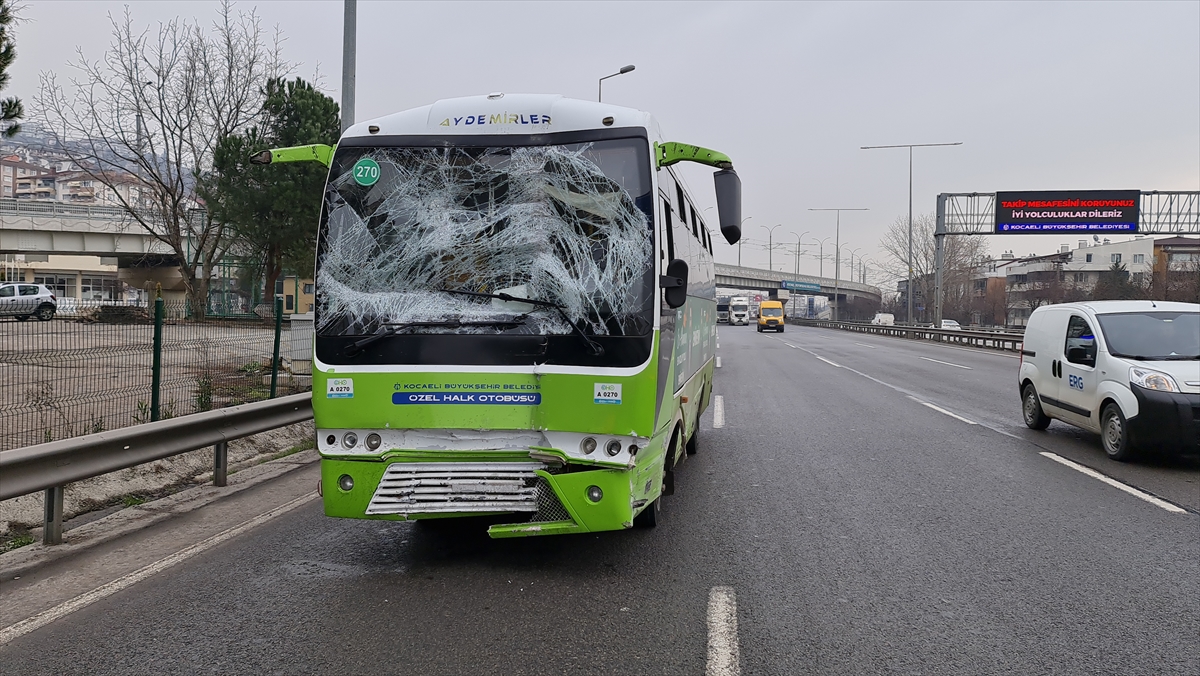 Kocaeli'de sürücüsü direksiyon başında fenalaşan otobüsü yolcunun durdurması kamerada