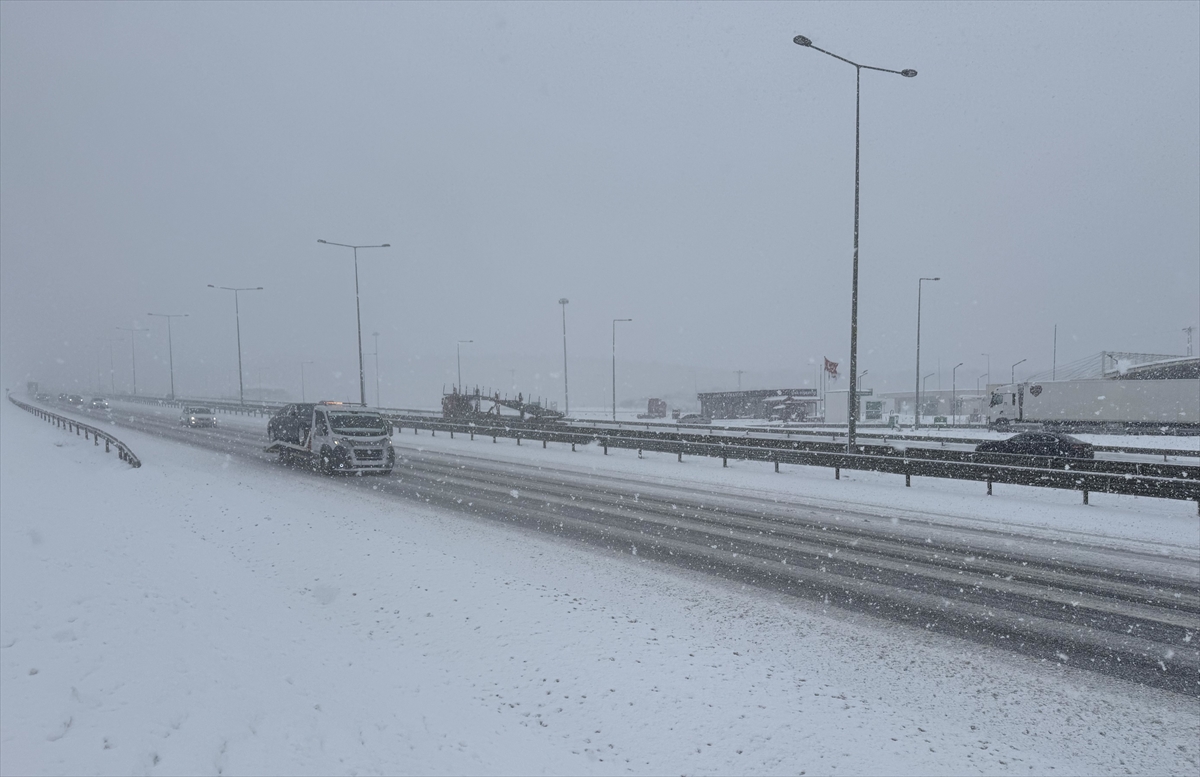 Kuzey Marmara Otoyolu'nun Kocaeli kesiminde kar yağışı etkili oluyor