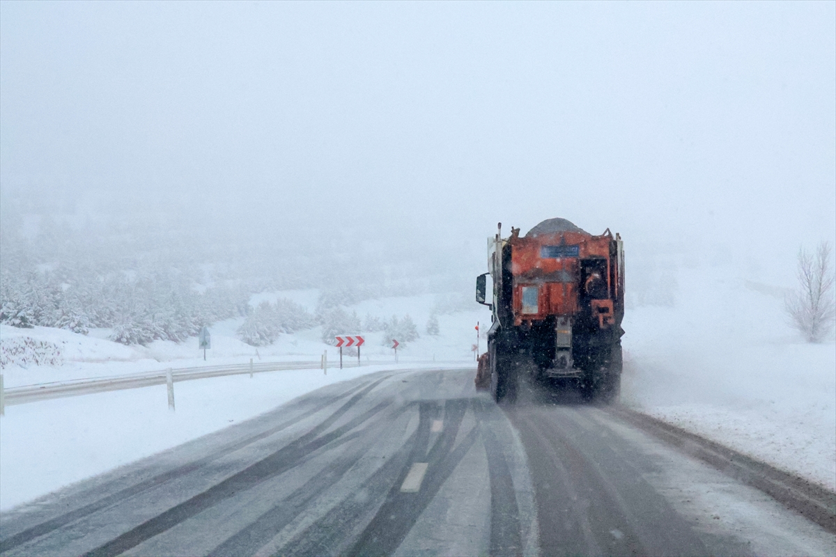 Malatya-Kayseri kara yolu olumsuz hava koşulları nedeniyle trafiğe kapatıldı