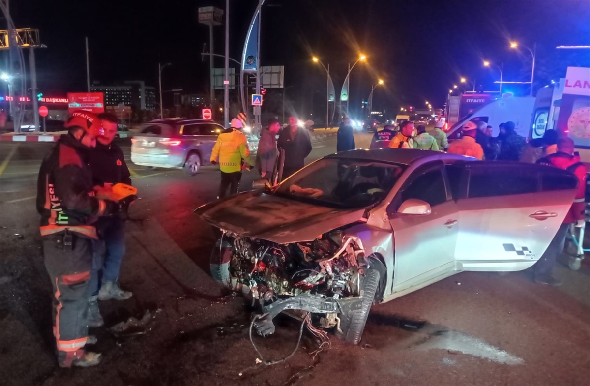 Malatya'da 2 otomobil çarpıştı, 5 kişi yaralandı