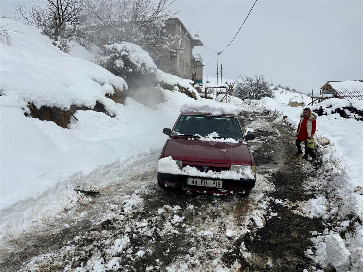 Malatya'da kar nedeniyle mahsur kalan hamile kadın hastaneye yetiştirildi