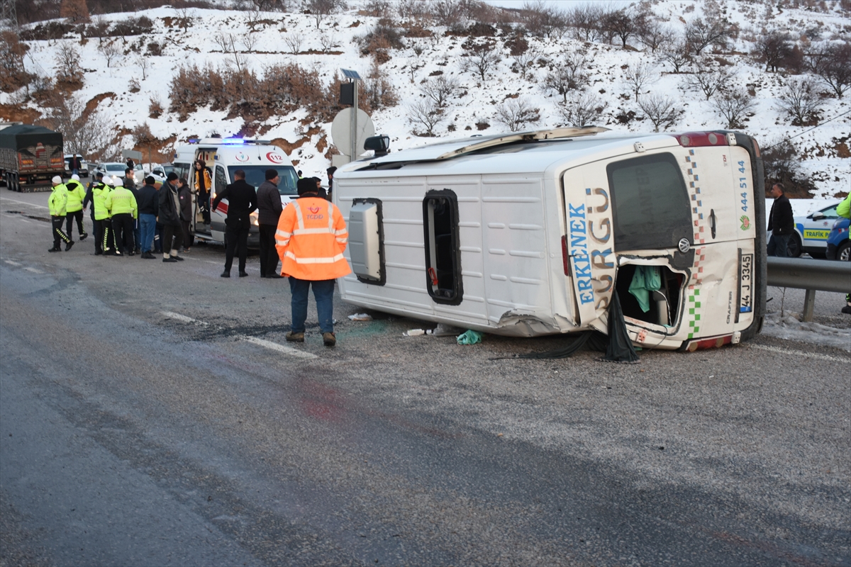 Malatya'da yolcu minibüsünün devrilmesi sonucu 8 kişi yaralandı