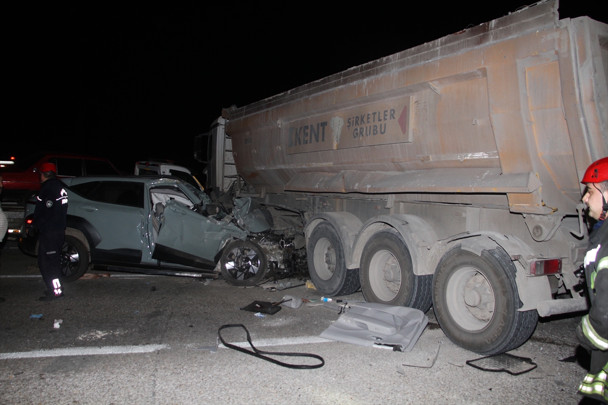 Manisa'da 3 aracın karıştığı trafik kazasında 1 kişi öldü, 4 kişi yaralandı