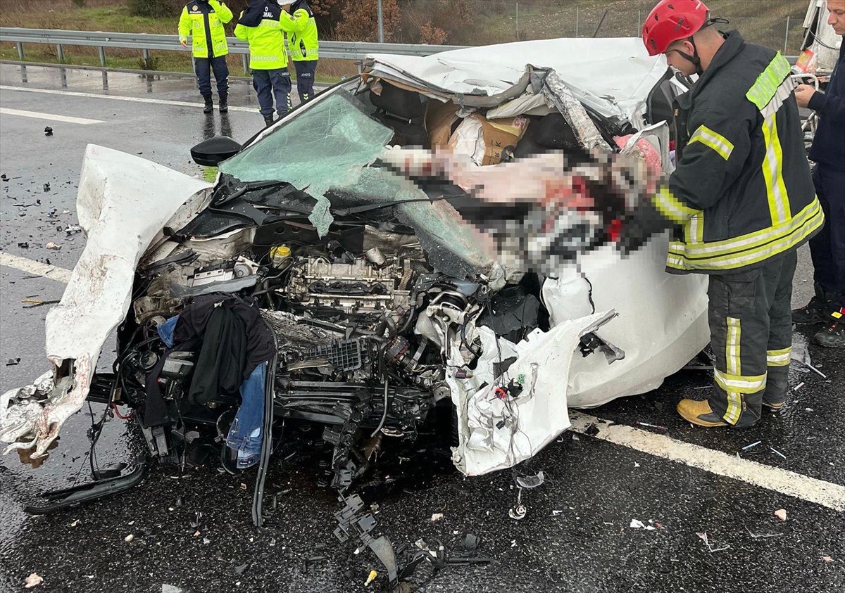 Manisa'da tankere çarpan otomobildeki 2 kişi öldü