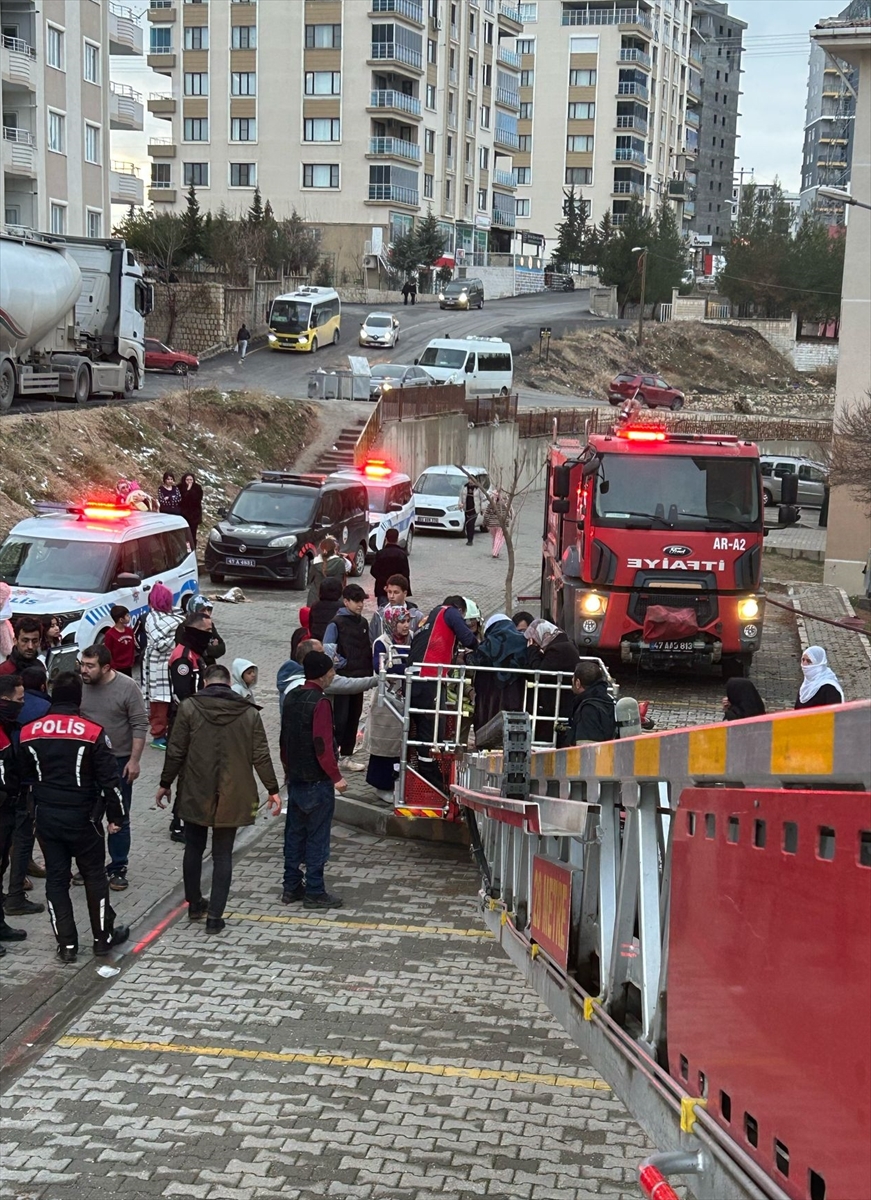 Mardin'de bir apartmanda çıkan yangında 5 kişi dumandan etkilendi