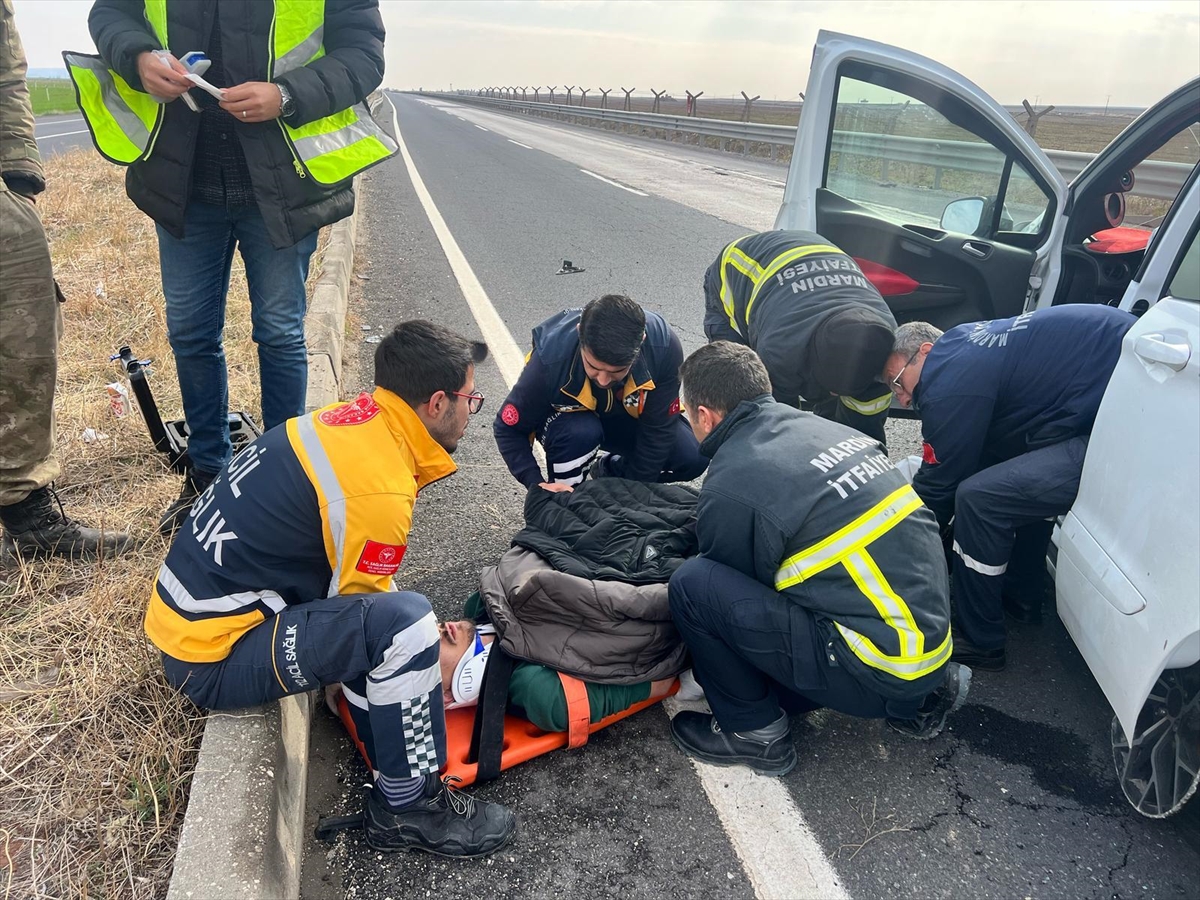 Mardin'de hafif ticari araç ile otomobilin çarpıştığı kazada 3 kişi yaralandı