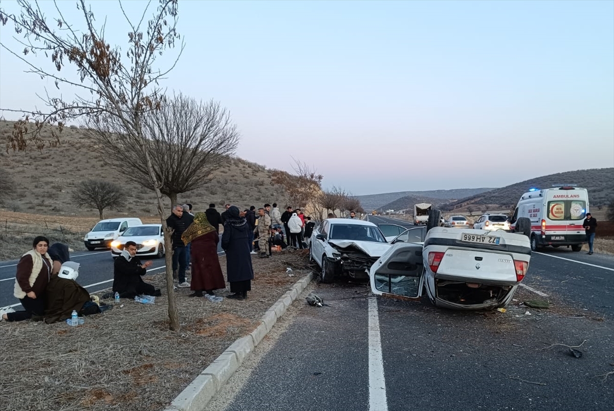 Mardin'de iki otomobilin çarpıştığı kazada 7 kişi yaralandı