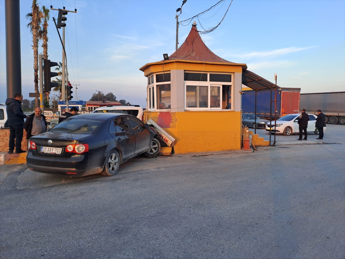 Mersin'de güvenlik kulübesine çarpan otomobilin sürücüsü yaralandı