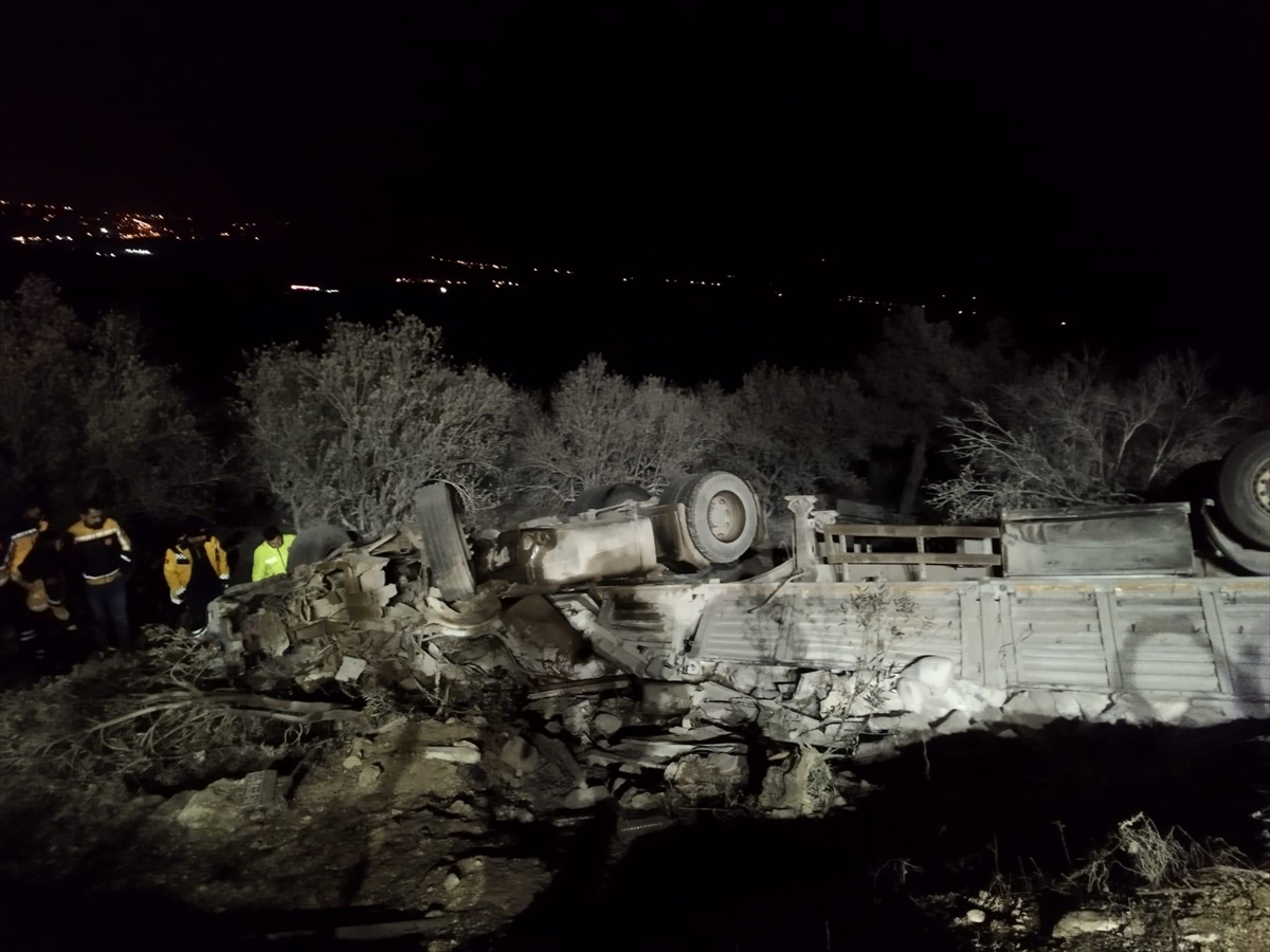 Mersin'de şarampole devrilen kamyondaki 2 kişi öldü