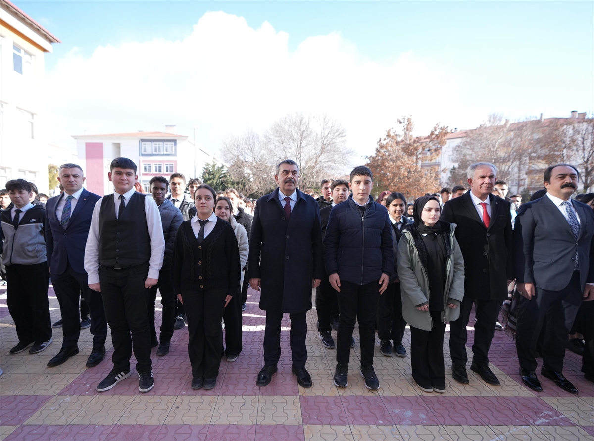 Milli Eğitim Bakanı Tekin, Aksaray'da lisedeki bayrak törenine katıldı