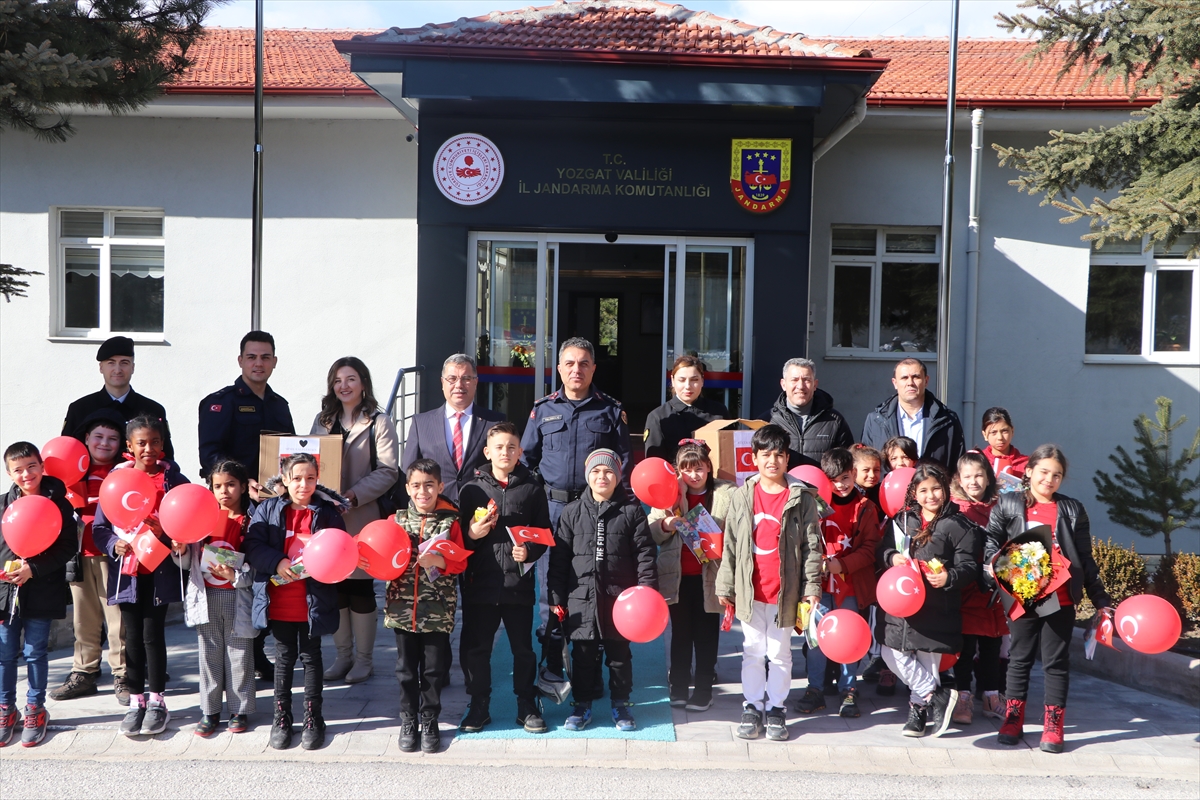 Minik elleriyle ördükleri atkı ve bereler, asker ağabeylerini ısıtacak