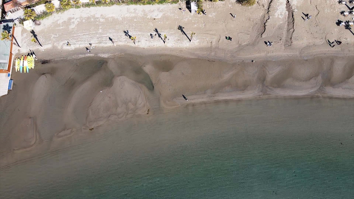 Muğla'nın Akyaka sahilinde deniz suyu yaklaşık 30 metre çekildi