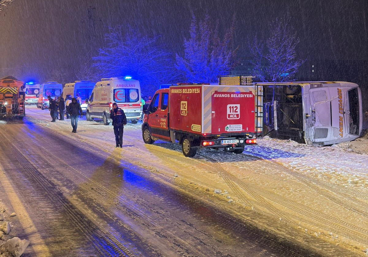 Nevşehir'de yolcu otobüsünün devrilmesi sonucu 5 kişi yaralandı