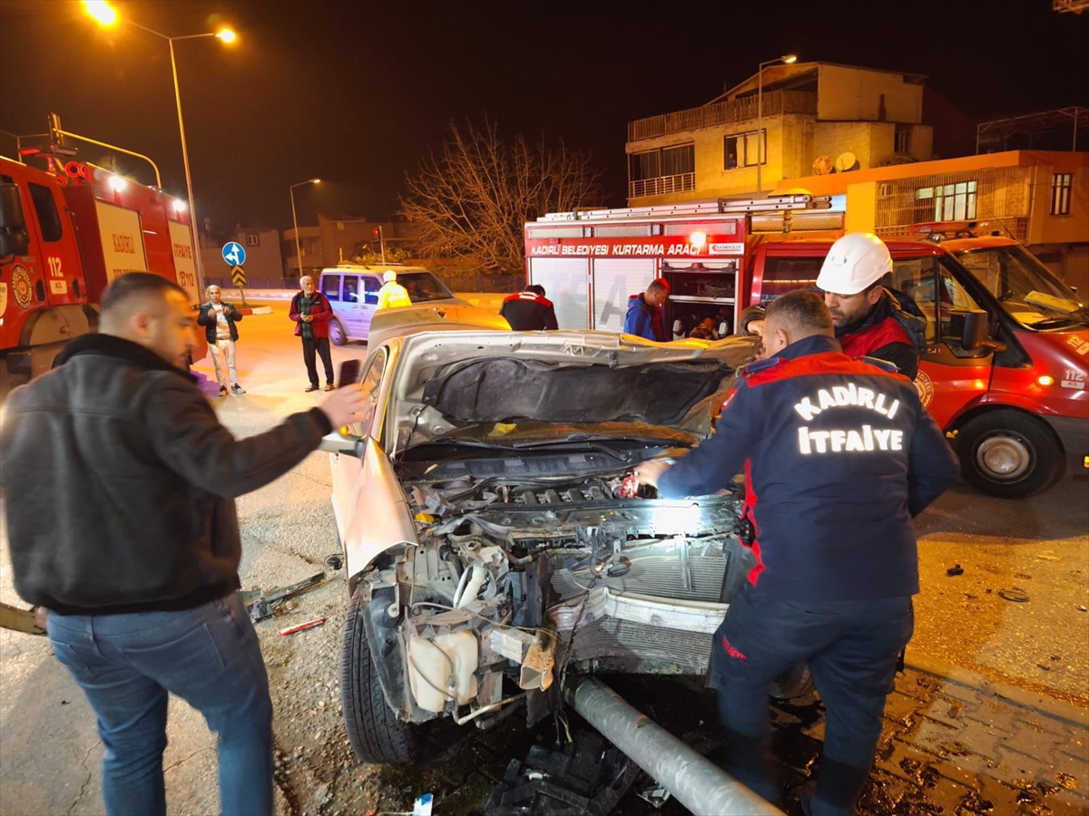 Osmaniye'de iki otomobilin çarpıştığı kaza güvenlik kamerasında