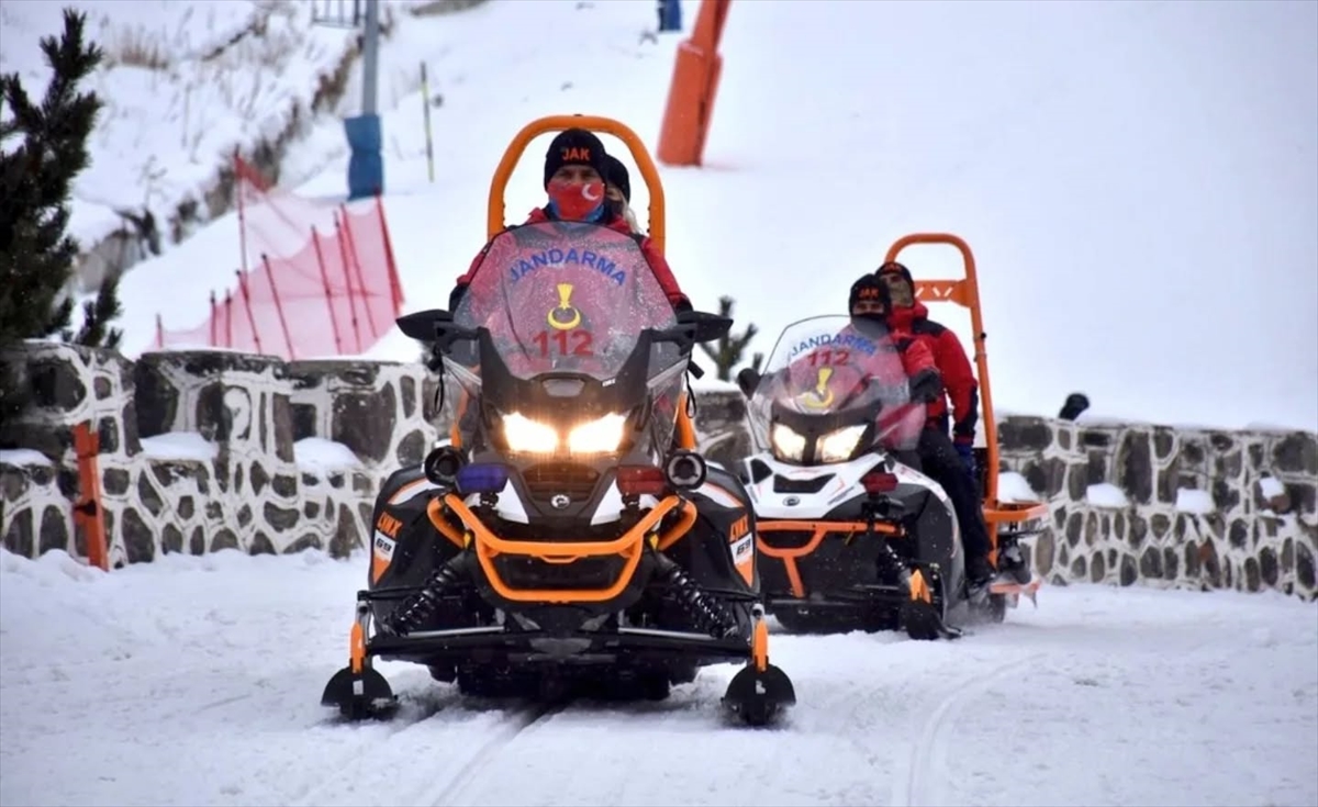 Palandöken'de jandarmanın uyarısına rağmen çığ bölgesinde kayan snowboardcuya ceza