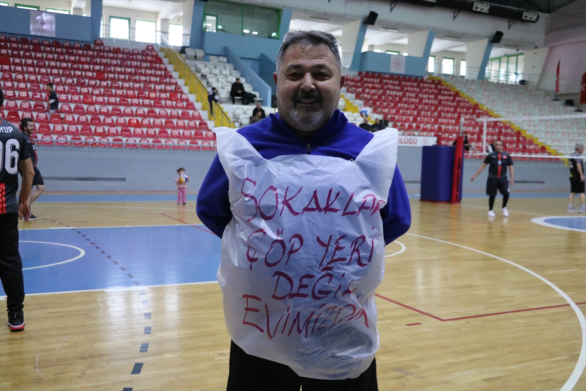 Plastik bidonla ısındılar, poşet formayla maça çıktılar