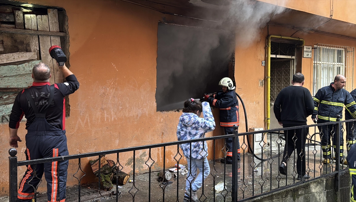 Rize'de bir binanın giriş katında çıkan yangın söndürüldü