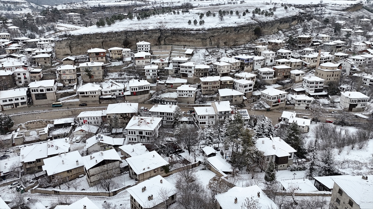 Safranbolu'da karla kaplanan tarihi yapılar havadan görüntülendi