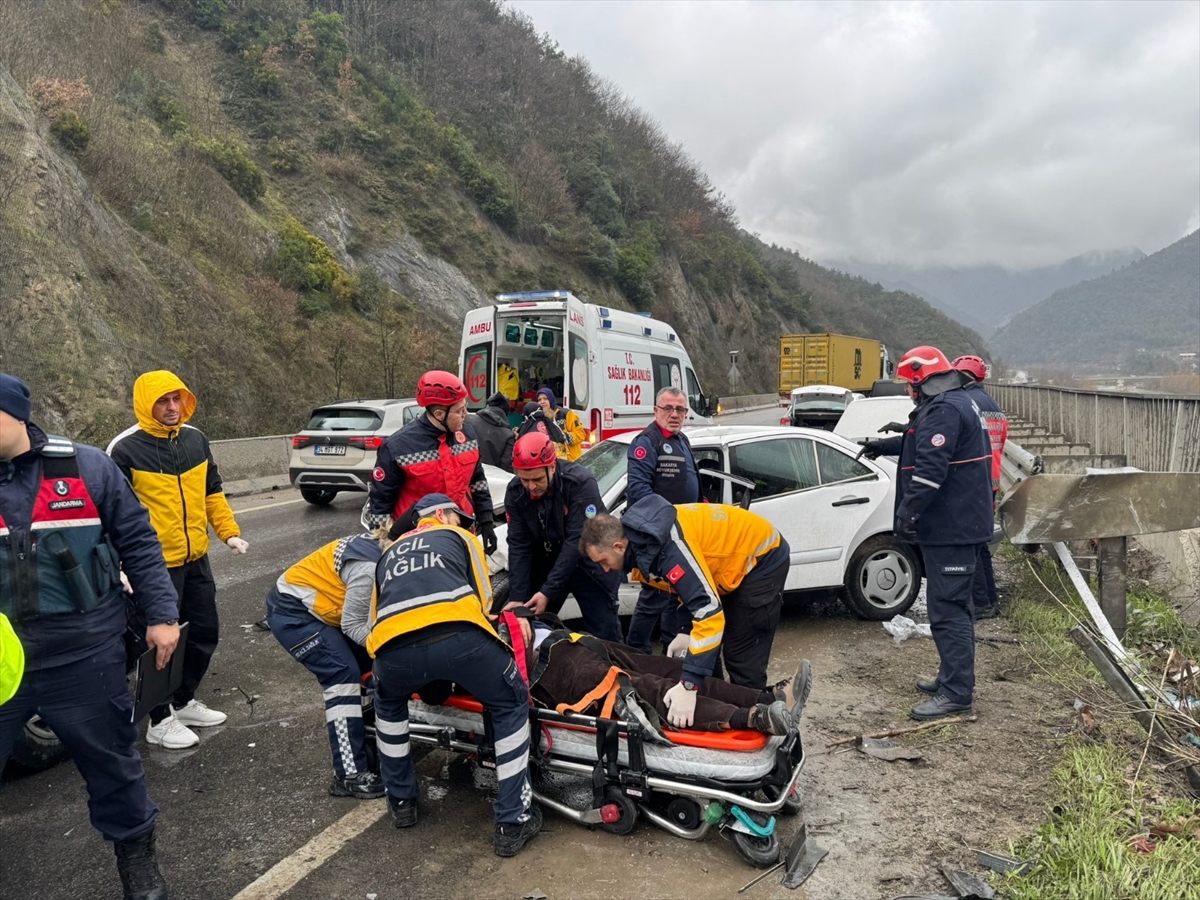 Sakarya'da bariyere çarpan otomobilin sürücüsü öldü